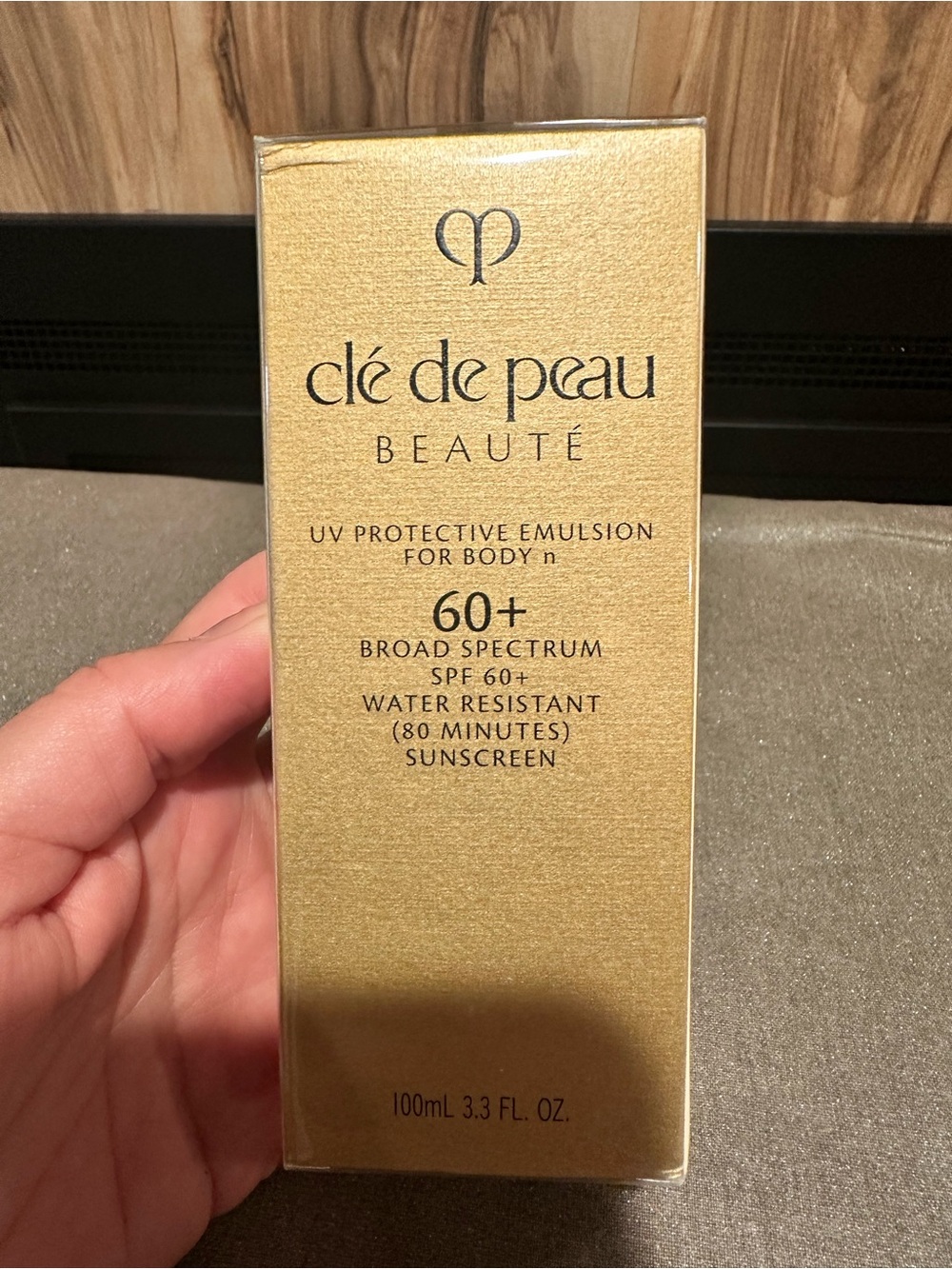 clé de peau Beauté Gold UV Protective Emulsion SPF 60+